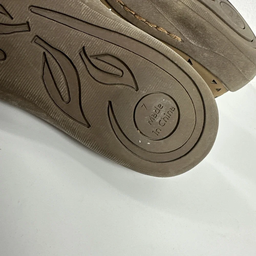 MukLuk sport Size 7 tan slip on Comfort Neutral Cut Outs Shoes Gently Used - Picture 7 of 7